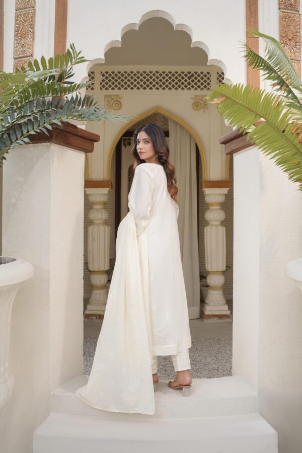 Manizay Dilkash Mumtaz Premium Embroidered Bana Dora Lawn With Embroidered Voile Lawn Dupatta M-04 - Image 2