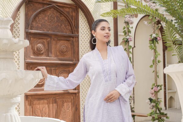 Manizay Dilkash Mumtaz Premium Embroidered Bana Dora Lawn With Embroidered Voile Lawn Dupatta M-05 - Image 3