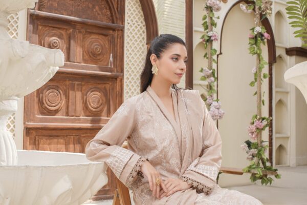 Manizay Dilkash Mumtaz Premium Embroidered Bana Dora Lawn With Embroidered Voile Lawn Dupatta M-01 - Image 3