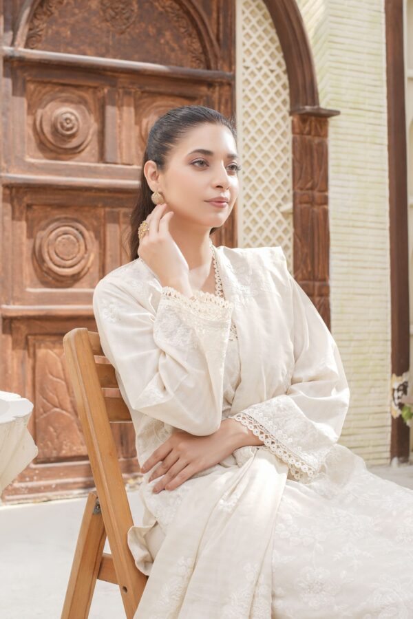 Manizay Dilkash Mumtaz Premium Embroidered Bana Dora Lawn With Embroidered Voile Lawn Dupatta M-10 - Image 4