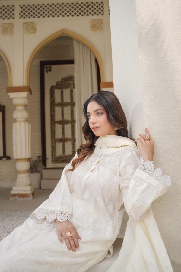 Manizay Dilkash Mumtaz Premium Embroidered Bana Dora Lawn With Embroidered Voile Lawn Dupatta M-04 - Image 4
