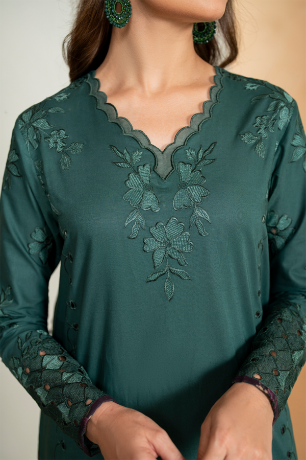 UE-468 Embroidered Lawn Unstitched 3-Piece Beautiful Suit – Sole Mode ’25 by Iznik Fashions - Image 12