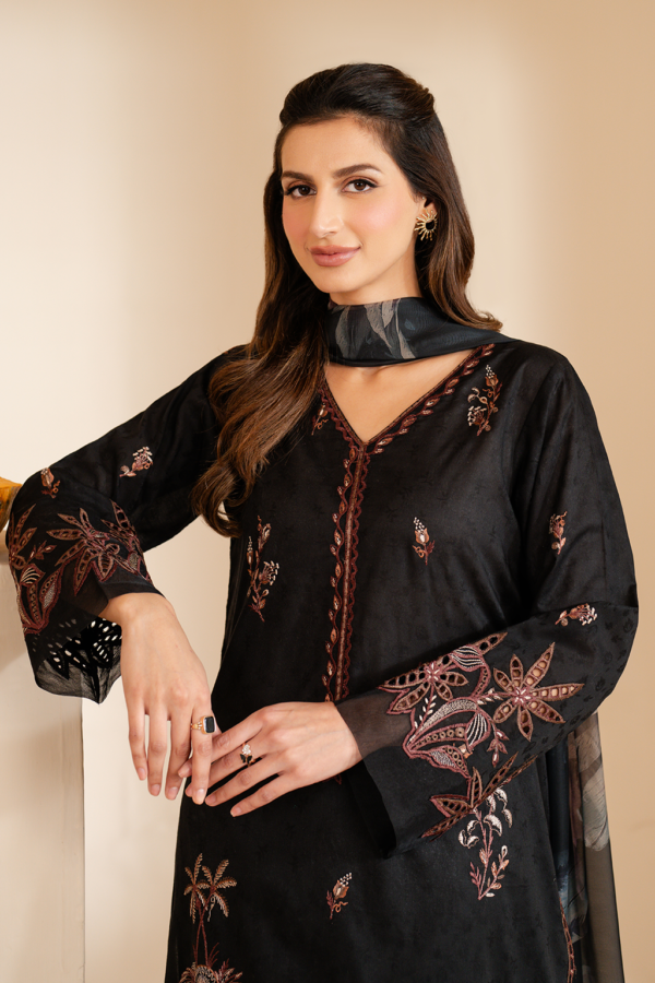 UE-462 Embroidered Lawn Unstitched 3-Piece Suit - Exclusive Lawn '25 by Iznik Fashions - Image 10