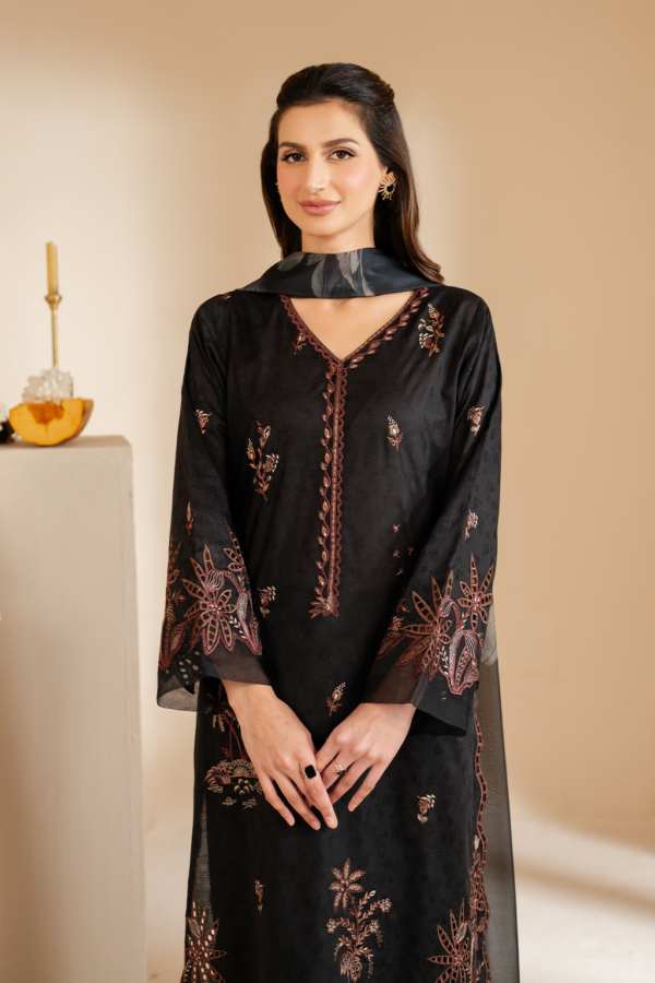 UE-462 Embroidered Lawn Unstitched 3-Piece Suit - Exclusive Lawn '25 by Iznik Fashions - Image 9