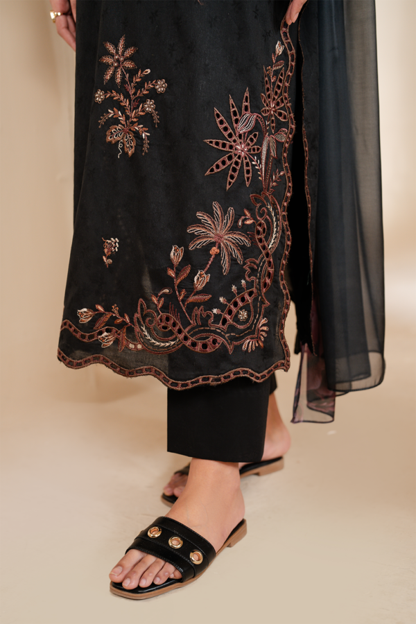 UE-462 Embroidered Lawn Unstitched 3-Piece Suit - Exclusive Lawn '25 by Iznik Fashions - Image 4